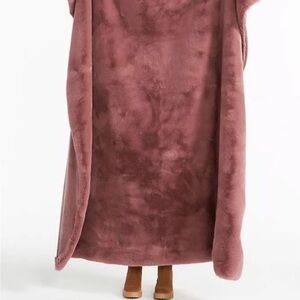 Anthropologie Home Sophie Faux Fur Blanket in Mauve color
